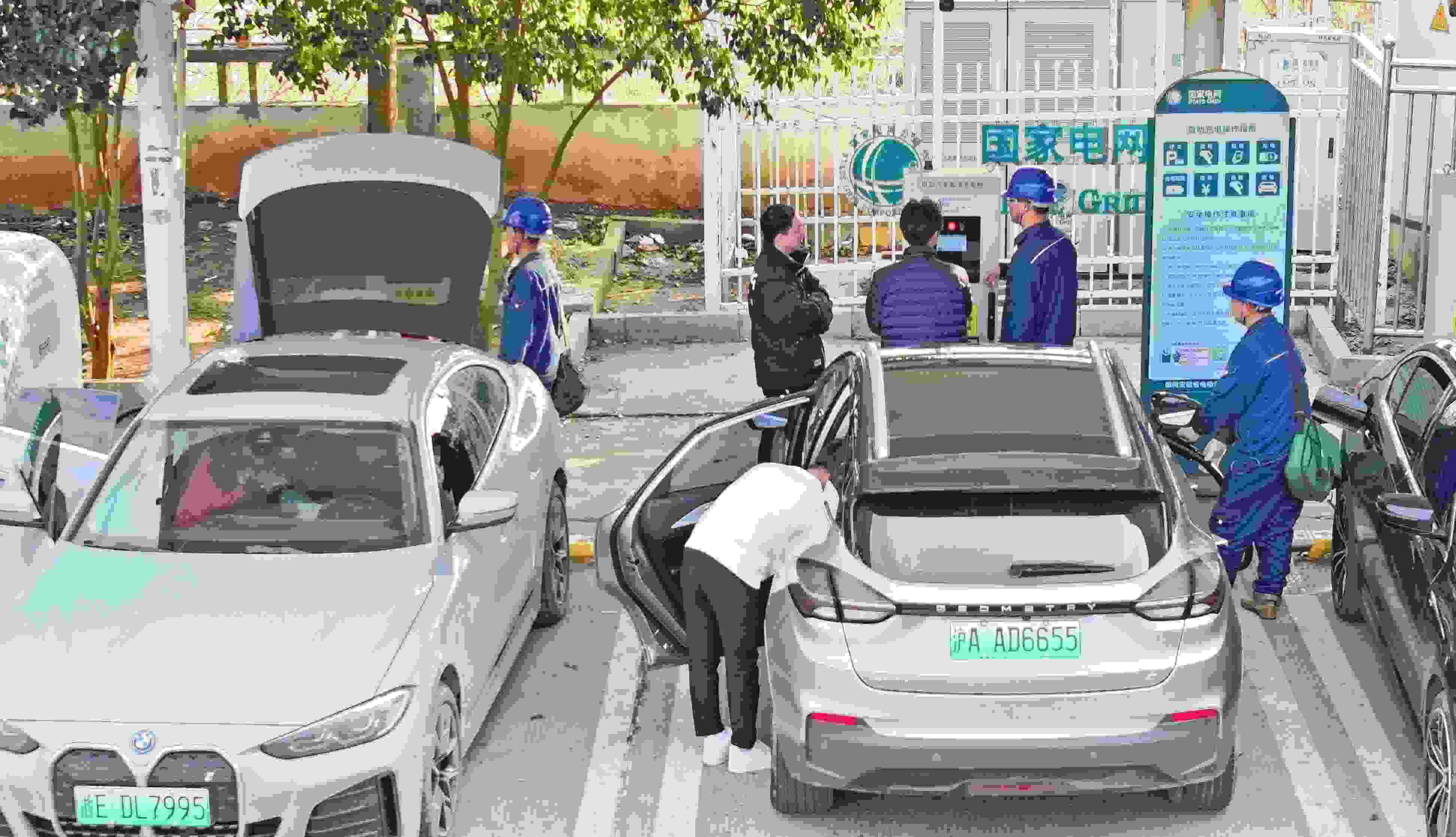 △ 2024年2月17日，安徽滁州來安縣大英鎮(zhèn)境內(nèi)的G36寧洛高速曹莊服務(wù)區(qū)，滁州市供電公司工作人員協(xié)助電動汽車車主高效解決充電中遇到的問題。