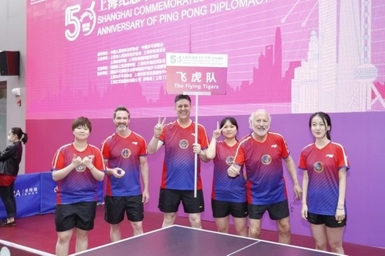 2021年，歐君廷（左三）參加上海紀(jì)念中美乒乓外交50周年活動(dòng)