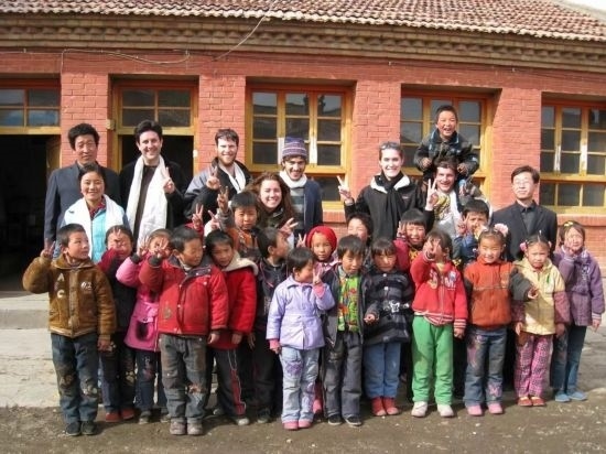 2008年，歐君廷帶領(lǐng)美國(guó)大學(xué)生到甘肅一所村辦小學(xué)訪問教課