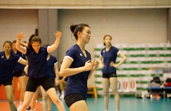 張常寧（右二）在訓(xùn)練中。人民網(wǎng)記者李乃妍攝