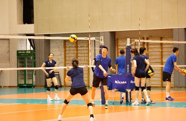 女排隊員在訓(xùn)練中。人民網(wǎng)記者李乃妍攝