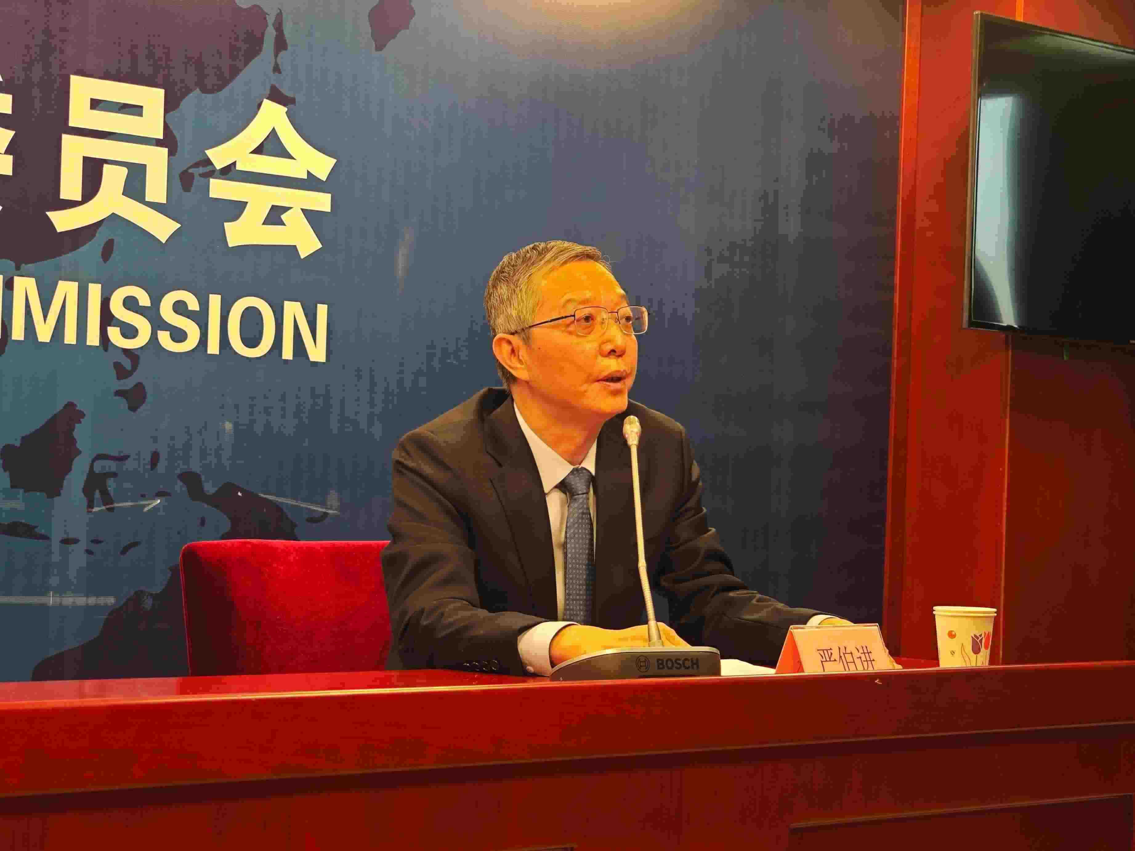 2月23日，嚴(yán)伯進(jìn)在證監(jiān)會(huì)例行新聞發(fā)布會(huì)現(xiàn)場(chǎng)。 人民網(wǎng) 黃盛 攝