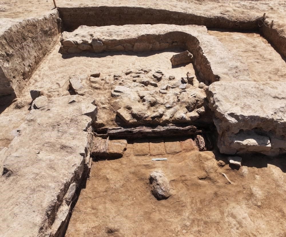 這是都蘭熱水墓群北一區(qū)M37號(hào)（“羊圈墓”）祭祀建筑的木質(zhì)門構(gòu)。