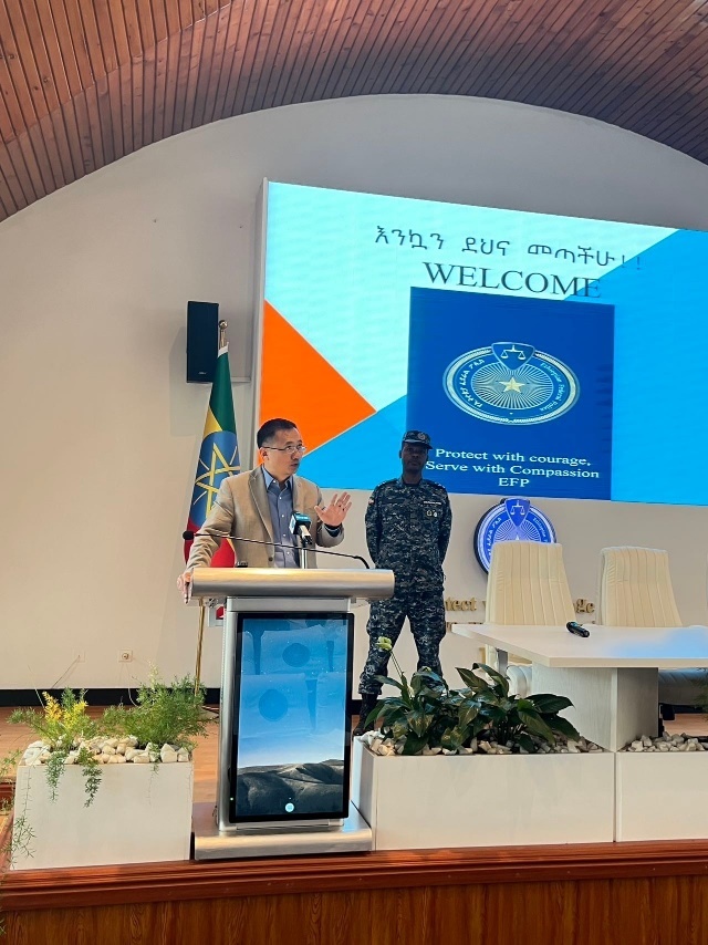 圖為駐埃塞使館首席館員申欽民公參致辭。亞的斯亞貝巴大學(xué)孔子學(xué)院供圖