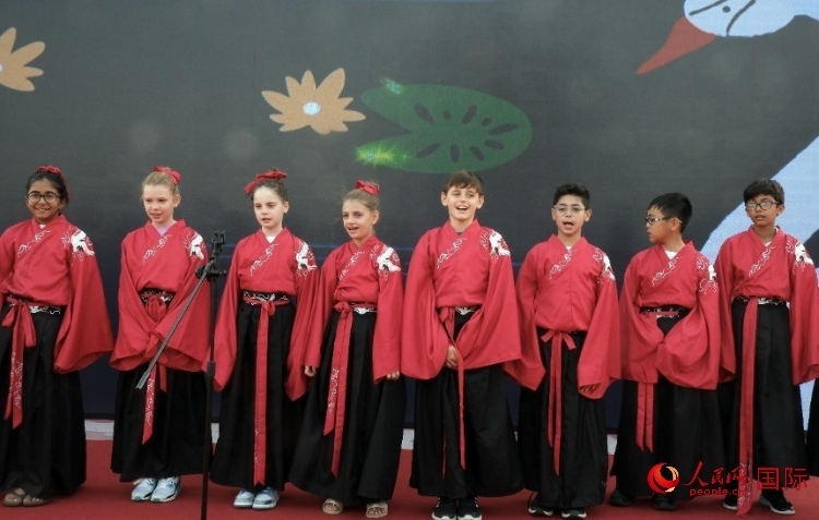 來(lái)自世界各地的小朋友一同誦讀中國(guó)古詩(shī)。人民網(wǎng) 滕婧含攝