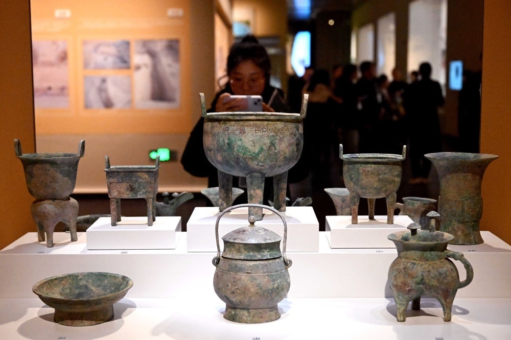 2月26日，參觀者在河南安陽殷墟博物館新館內(nèi)拍攝展品。