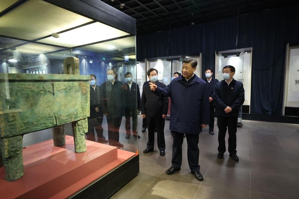 2022年10月28日下午，習(xí)近平在安陽市殷墟博物館考察。新華社記者 鞠鵬 攝