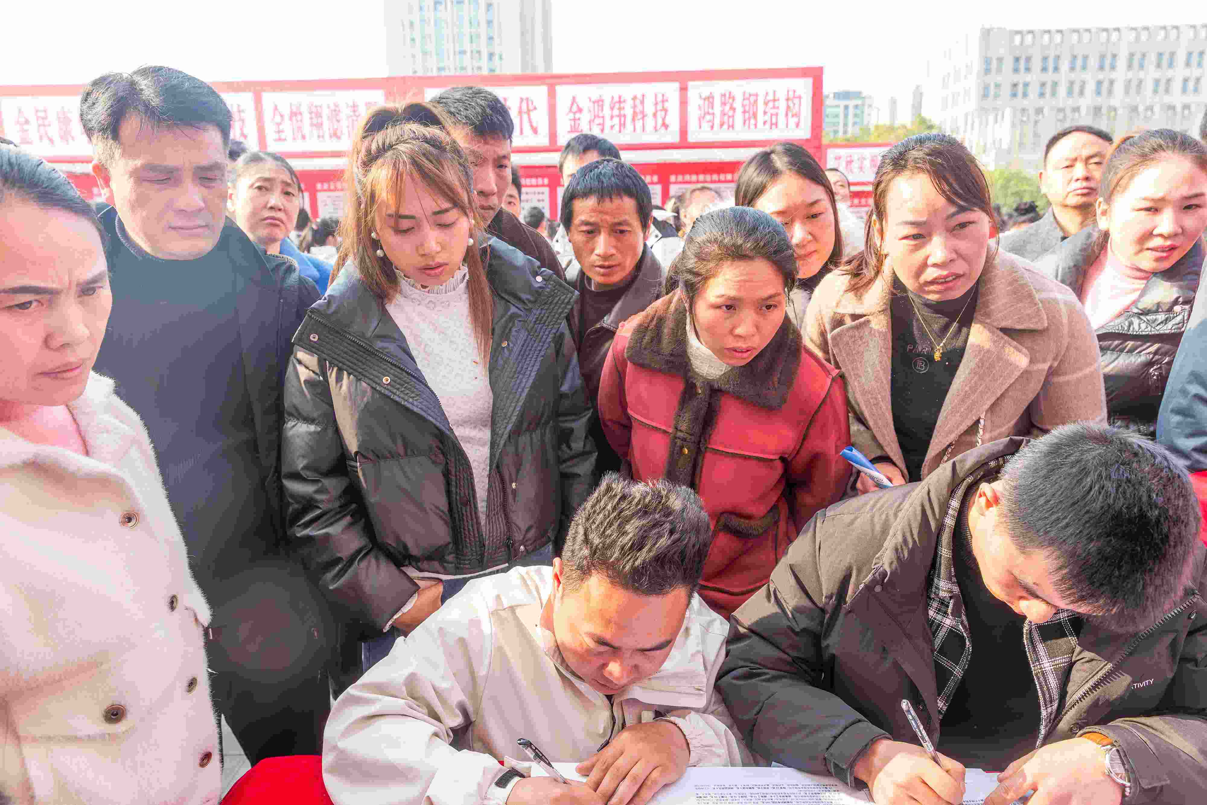 △ 2024年2月19日，重慶市南川區(qū)舉辦2024“春風行動”招聘會，為企業(yè)和求職者牽線搭橋，助力務工人員返崗就業(yè)、企業(yè)復產(chǎn)復工。