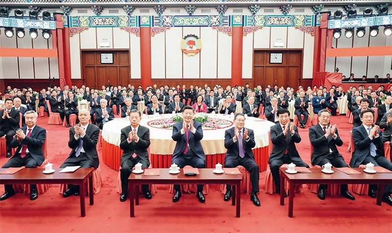 2023年12月29日，全國政協(xié)在北京舉行新年茶話會(huì)。黨和國家領(lǐng)導(dǎo)人習(xí)近平、李強(qiáng)、趙樂際、王滬寧、蔡奇、丁薛祥、李希、韓正出席茶話會(huì)并觀看演出。 新華社記者 鞠鵬/攝