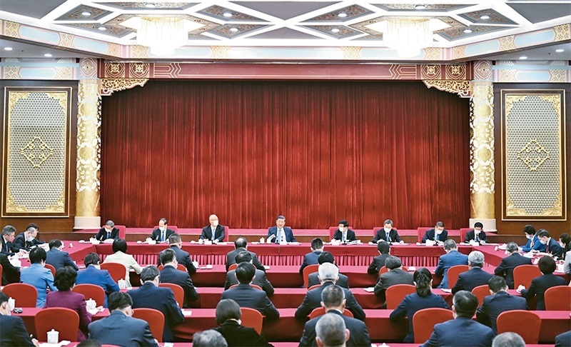 2023年3月6日，中共中央總書記、國家主席、中央軍委主席習(xí)近平看望參加全國政協(xié)十四屆一次會(huì)議的民建、工商聯(lián)界委員，并參加聯(lián)組會(huì)，聽取意見和建議。中共中央政治局常委、全國政協(xié)十四屆一次會(huì)議主席團(tuán)會(huì)議主持人王滬寧，中共中央政治局常委蔡奇、丁薛祥參加看望和討論。 新華社記者 謝環(huán)馳/攝