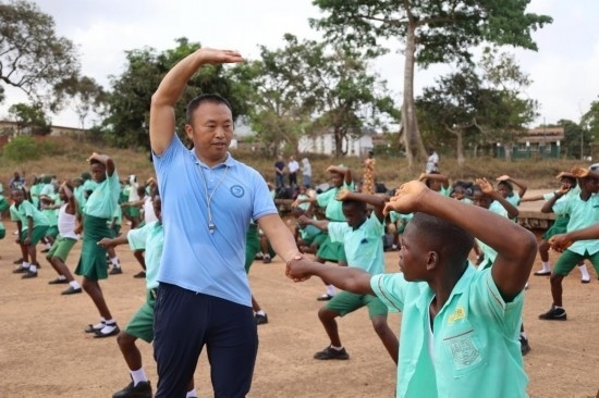 2月20日，在塞拉利昂首都弗里敦，來自塞拉利昂大學(xué)孔子學(xué)院的武術(shù)教師劉偉在為當(dāng)?shù)貙W(xué)生上武術(shù)課。
