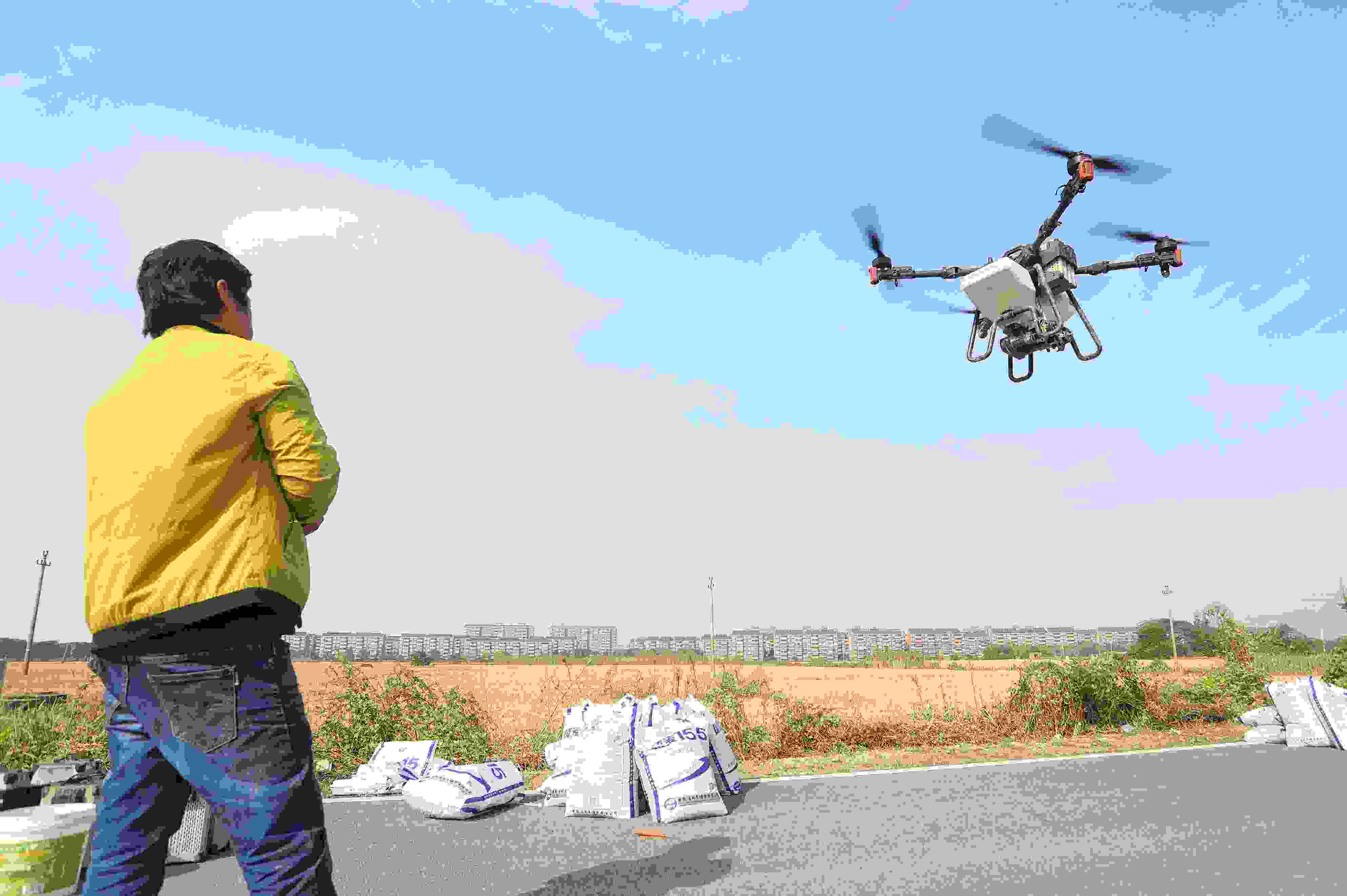 2023年11月15日，浙江嘉興，南湖區(qū)七星街道一處農(nóng)田里，農(nóng)民操縱無(wú)人機(jī)進(jìn)行冬小麥飛播。