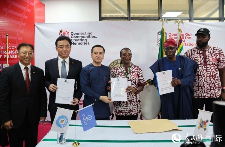 中國土木尼日利亞公司執(zhí)行董事張志臣（左三）與桑沃-奧盧（右二）分別代表雙方簽署了項(xiàng)目二期合同。閆玉娟攝