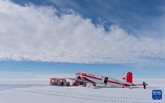 2月6日，“雪鷹601”在補(bǔ)充燃料。新華社發(fā)（裴文悅攝）