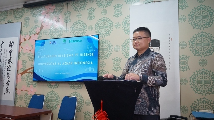 海信印尼公司總經(jīng)理李現(xiàn)委致辭。阿拉扎大學(xué)孔子學(xué)院供圖