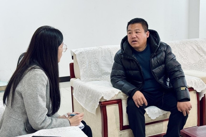 人民網(wǎng)記者采訪“在水一方”小區(qū)住戶。人民網(wǎng) 高清揚(yáng)攝