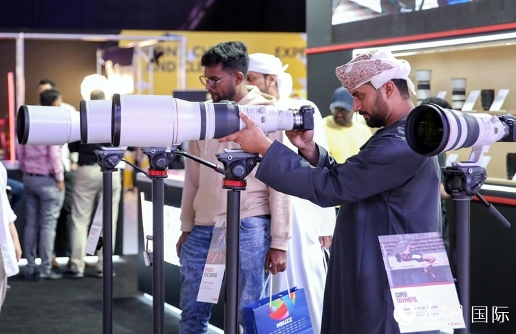 參觀者在體驗(yàn)攝影設(shè)備。人民網(wǎng)塔里克·易卜拉欣攝