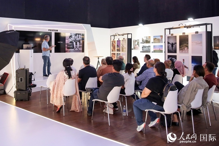觀眾在參加攝影講座。人民網(wǎng)塔里克·易卜拉欣攝