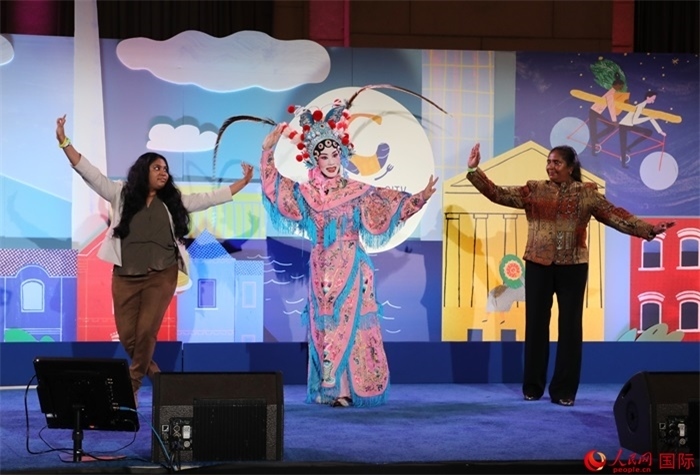 當(dāng)?shù)厝A人京劇社團(tuán)的青年演員現(xiàn)場表演京劇選段，并與現(xiàn)場觀眾近距離互動。人民網(wǎng)記者 李志偉攝