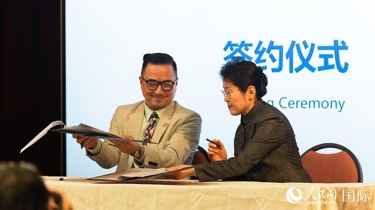 山東省圖書館與舊金山公共圖書館簽署合作協(xié)議。
