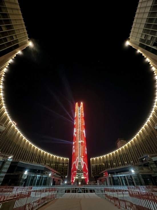  2024年2月9日，埃及開羅以東建設(shè)中的埃及新行政首都中央商務(wù)區(qū)項目上演燈光秀，迎接龍年春節(jié)。新華社發(fā)（黎炳宏攝）