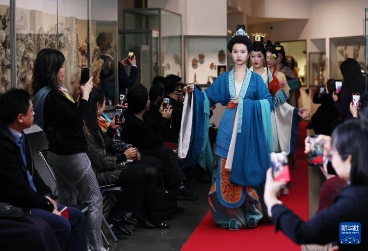 3月13日，在位于法國巴黎的吉美國立亞洲藝術(shù)博物館，模特展示敦煌復(fù)原服飾。新華社記者 高靜 攝