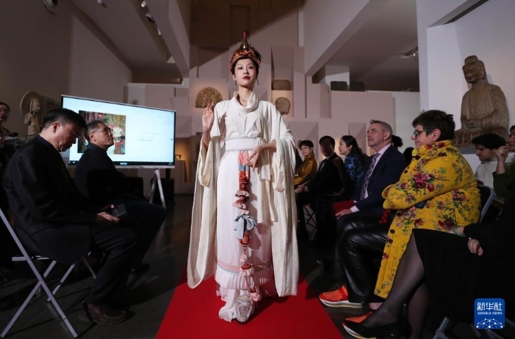 3月13日，在位于法國巴黎的吉美國立亞洲藝術(shù)博物館，模特展示敦煌復(fù)原服飾。新華社記者 高靜 攝