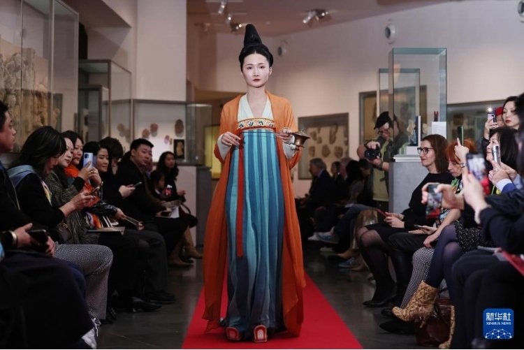 3月13日，在位于法國巴黎的吉美國立亞洲藝術(shù)博物館，模特展示敦煌復(fù)原服飾。新華社記者 高靜 攝
