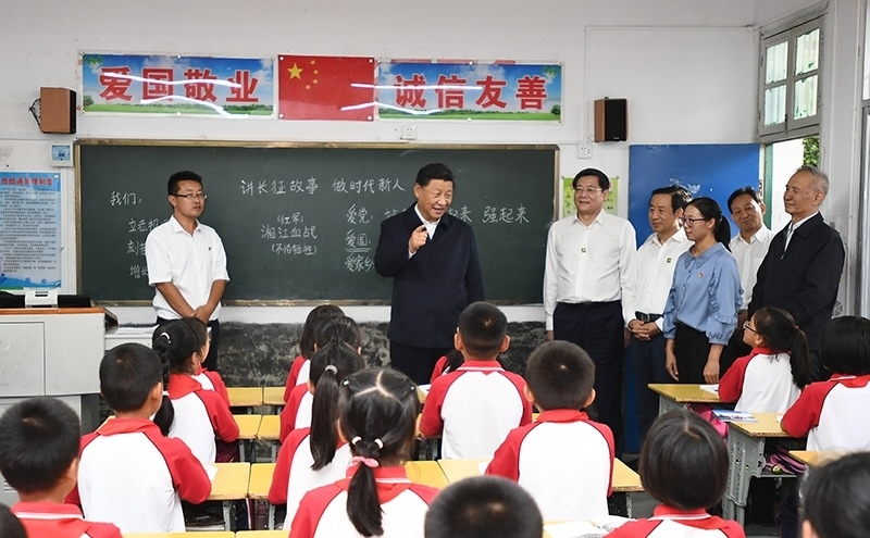 2020年9月16日，習(xí)近平總書記在湖南省郴州市汝城縣文明瑤族鄉(xiāng)第一片小學(xué)，同正在上思政課的同學(xué)們親切交流。