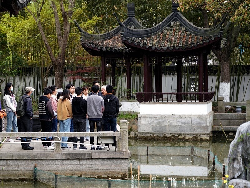 2021年3月30日，在上海交通大學(xué)南蘇園的“微型洱海”旁，孔海南教授為學(xué)生們打造“沉浸式”思政課。