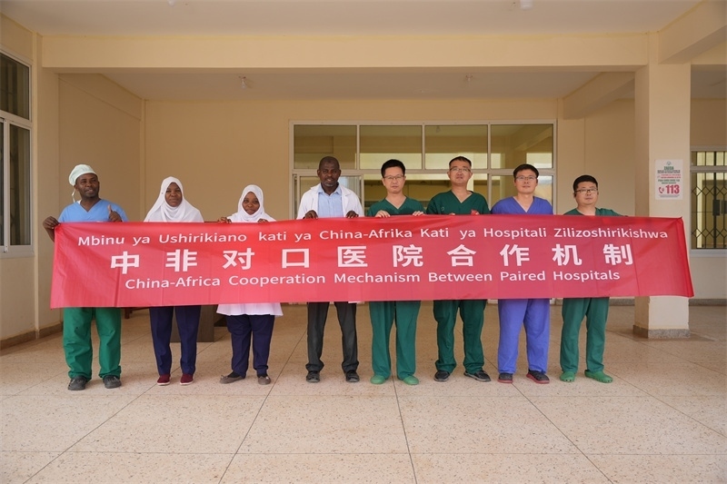 醫(yī)療隊(duì)隊(duì)隊(duì)員和基文吉區(qū)醫(yī)院院長(zhǎng)（左四）及醫(yī)護(hù)人員合影。中國(guó)援桑醫(yī)療隊(duì)供圖