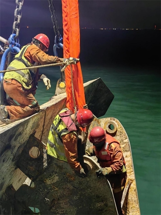 工作人員正在修理橫移錨纜。 “天鯤號”供圖