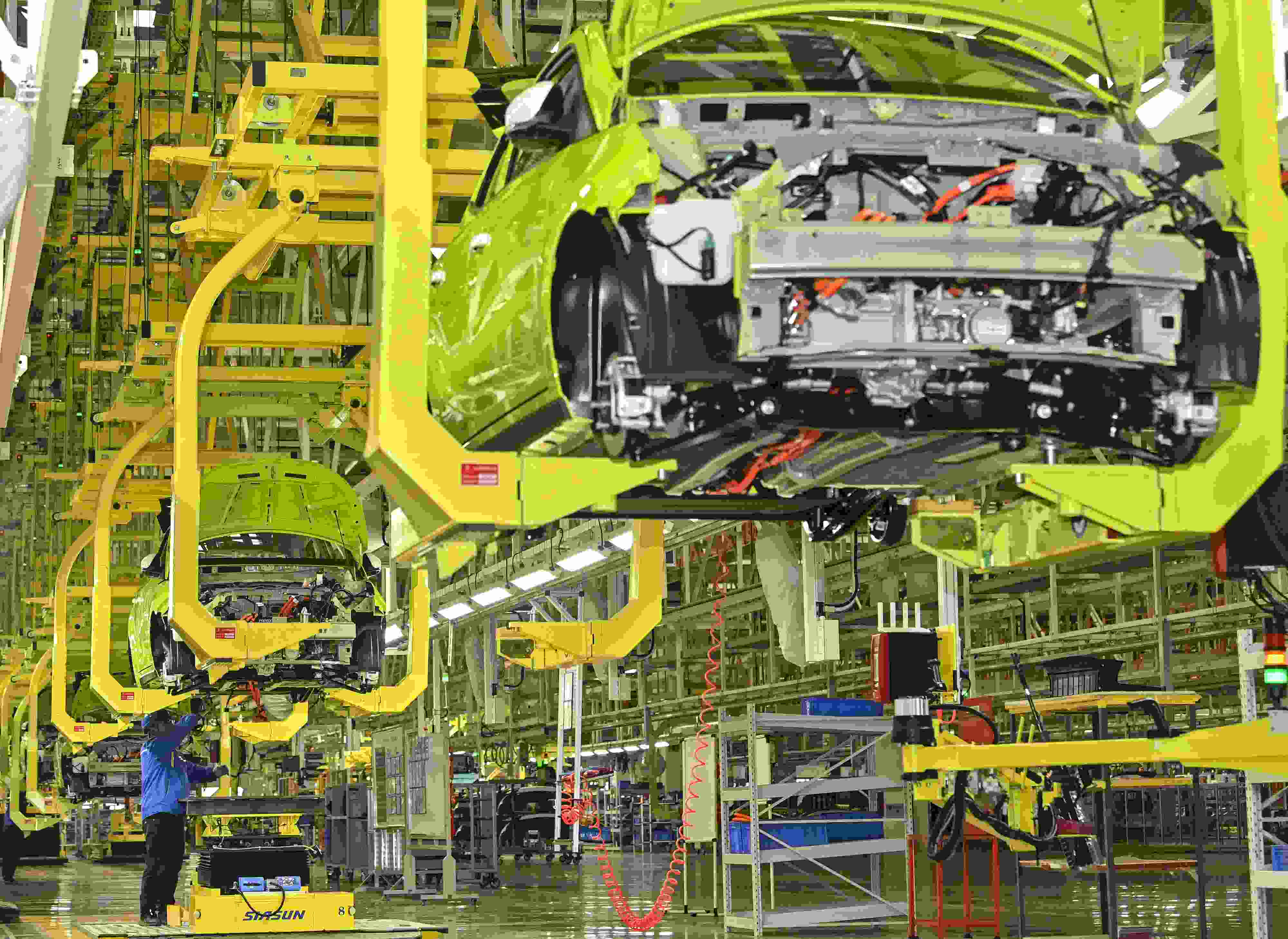 △ 2024年2月27日，一家新能源汽車公司的總裝車間生產(chǎn)線上，工人正在加緊生產(chǎn)趕訂單。