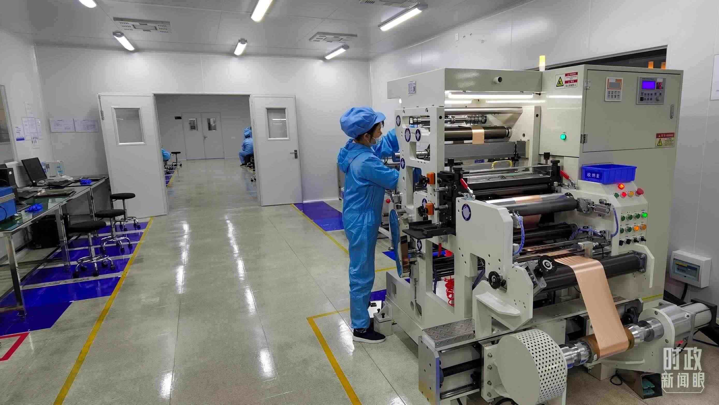 △企業(yè)員工將冷壓后的極片裁出規(guī)定尺寸，用于鋰電池制作。（總臺央視記者郭鴻拍攝）