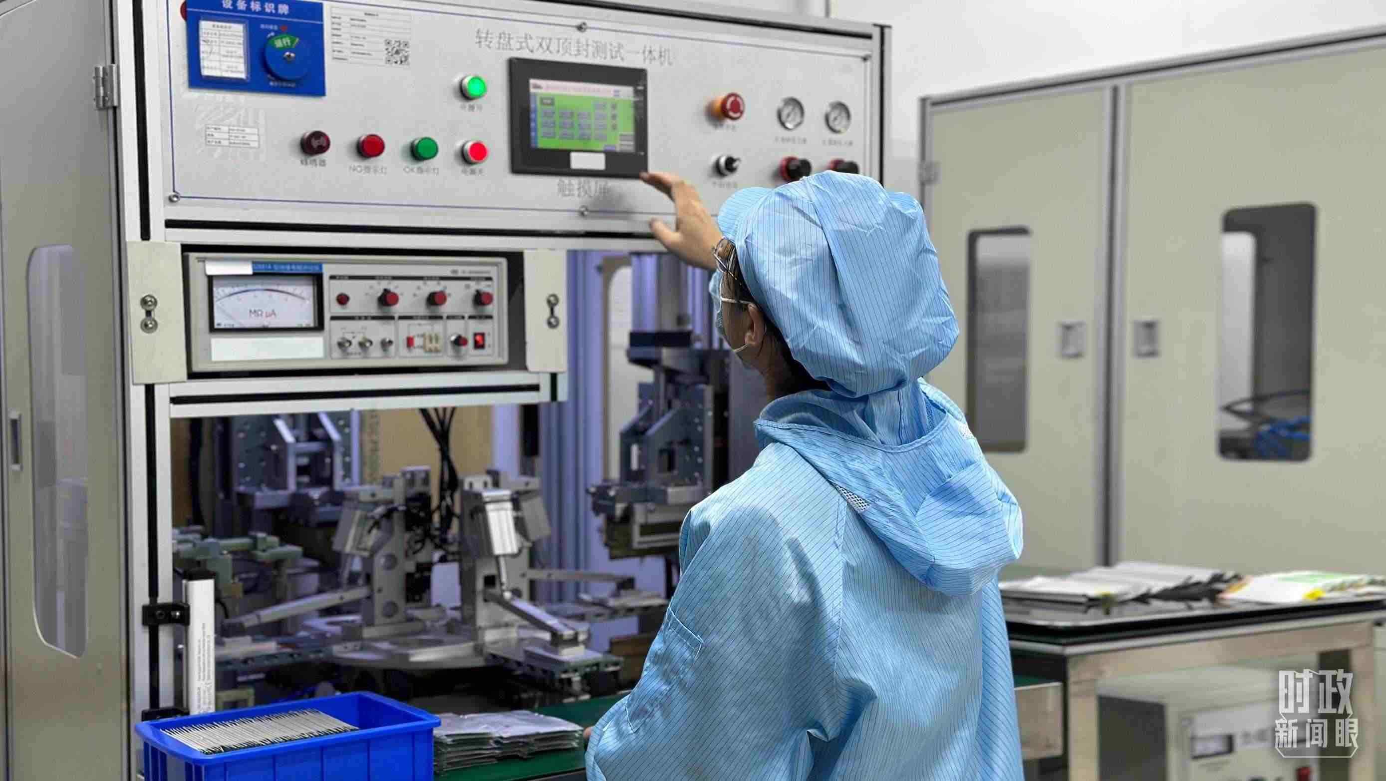 △企業(yè)電池技術(shù)中心內(nèi)，員工正在進行電池封裝。（總臺央視記者盧心雨拍攝）
