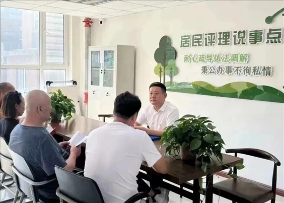 村（居）民評理說事點調(diào)解矛盾糾紛。遼寧省司法廳供圖