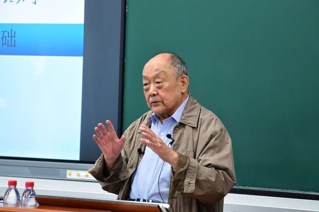 91歲的楊士莪院士“一站到底”為學(xué)生授課。哈爾濱工程大學(xué)供圖