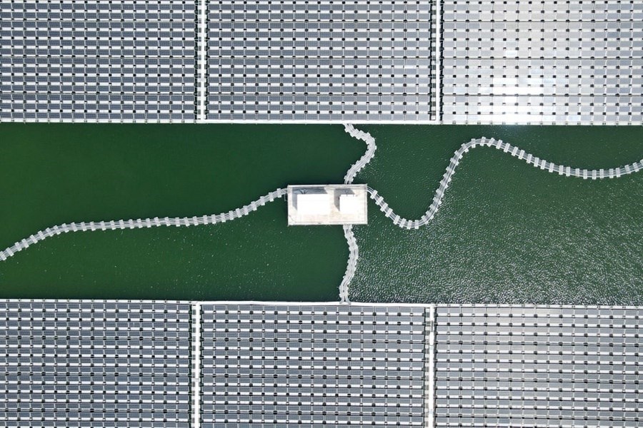 2022年8月25日拍攝的潁上縣毛圩水上光伏電站（無人機照片）。近年來，安徽省阜陽市潁上縣古城鎮(zhèn)積極推進采煤沉陷區(qū)治理工作，將昔日的采煤沉陷區(qū)建設(shè)成水上光伏電站，既減少占用土地面積，又能生產(chǎn)清潔能源。