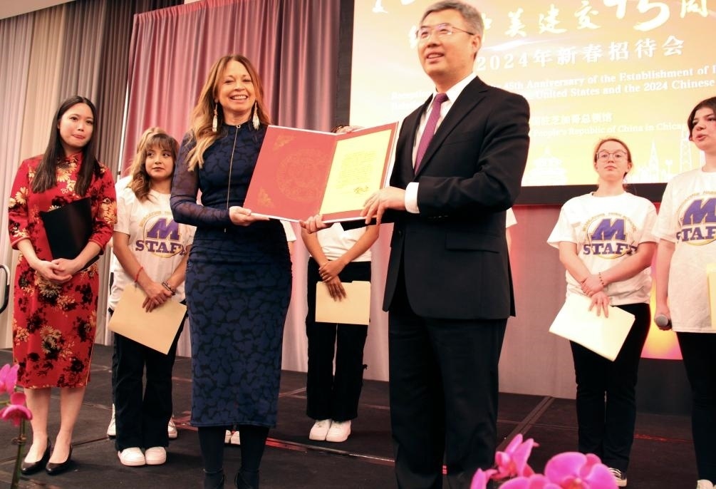 2024年2月27日，中國駐芝加哥總領(lǐng)事館舉辦慶祝中美建交45周年招待會(huì)，來自馬斯卡廷中學(xué)的學(xué)生們?cè)谡写龝?huì)上收到一份特殊禮物——中國國家主席習(xí)近平給他們的復(fù)信。新華社記者 徐靜 攝