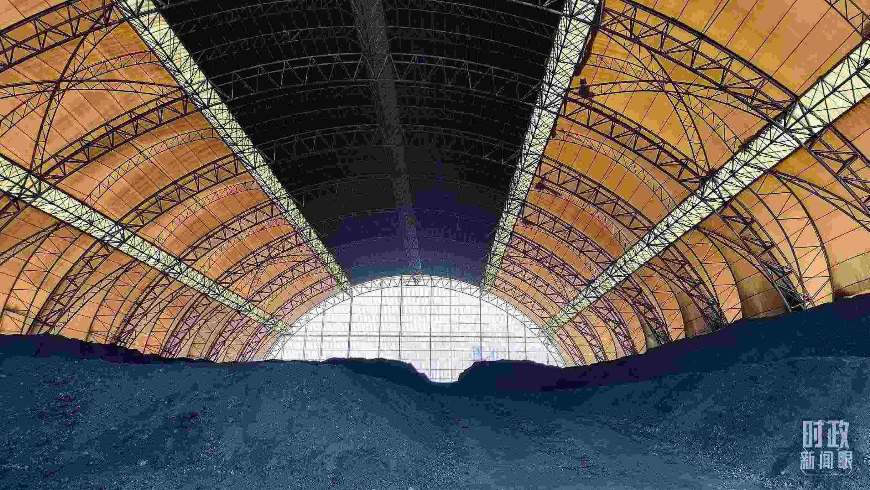 山西瑞光熱電有限責(zé)任公司儲(chǔ)煤場(chǎng)。2022年1月，習(xí)近平來(lái)到這里察看煤場(chǎng)儲(chǔ)煤情況。（總臺(tái)央視記者楊立峰拍攝）