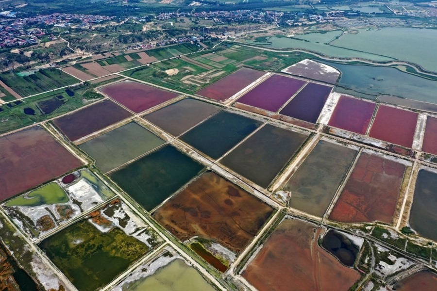 這是2023年7月11日拍攝的山西運城鹽湖一角（無人機照片）。按照“生態(tài)優(yōu)先、保護為主、適度開發(fā)”的原則，2020年9月，運城市全面停止鹽湖范圍內(nèi)的工業(yè)生產(chǎn)活動。近年來，千年鹽湖正在向生態(tài)保護、風貌重塑、產(chǎn)業(yè)轉(zhuǎn)型、全域旅游的“綠色發(fā)展”轉(zhuǎn)變。