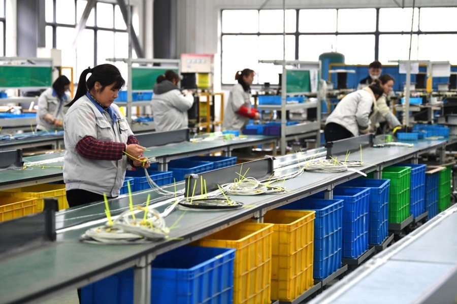 2022年2月16日，工作人員在安徽省滁州市汊河軌道交通裝備產(chǎn)業(yè)園的一家軌道交通裝備企業(yè)生產(chǎn)線上忙碌。安徽省滁州市來安縣汊河鎮(zhèn)地處皖蘇交界，緊鄰南京市江北新區(qū)。近年來，來安縣成為承接南京產(chǎn)業(yè)轉(zhuǎn)移的前沿陣地，汊河這個曾經(jīng)的傳統(tǒng)農(nóng)業(yè)小鎮(zhèn)緊抓機遇，開始深度融入長三角，參與產(chǎn)業(yè)協(xié)作分工。產(chǎn)業(yè)園吸引了越來越多長三角地區(qū)軌道交通企業(yè)入駐，形成了鐵路客車、城際軌道零部件研發(fā)、生產(chǎn)、銷售的產(chǎn)業(yè)集群。