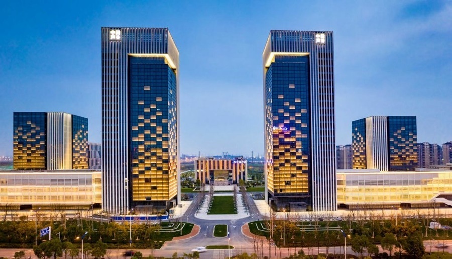 這是2019年3月13日拍攝的位于安徽合肥的中國聲谷產(chǎn)業(yè)園（無人機照片）。截至2024年，中國聲谷入駐企業(yè)超過2000戶，年產(chǎn)值超過2000億元，形成以智能語音及人工智能產(chǎn)業(yè)為核心的新一代信息技術(shù)產(chǎn)業(yè)集群。