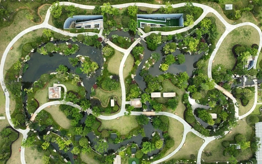 這是2023年6月15日拍攝的以“地上花園+地下治污”設(shè)計理念建設(shè)的九江市雙溪公園（無人機照片）。近年來，江西省九江市啟動中心城區(qū)水環(huán)境綜合整治工程，通過地下污水治理、岸線生態(tài)修復(fù)、興建“公園式”污水處理廠、城市智慧管網(wǎng)管控等措施，改善水環(huán)境，城市面貌煥然一新。