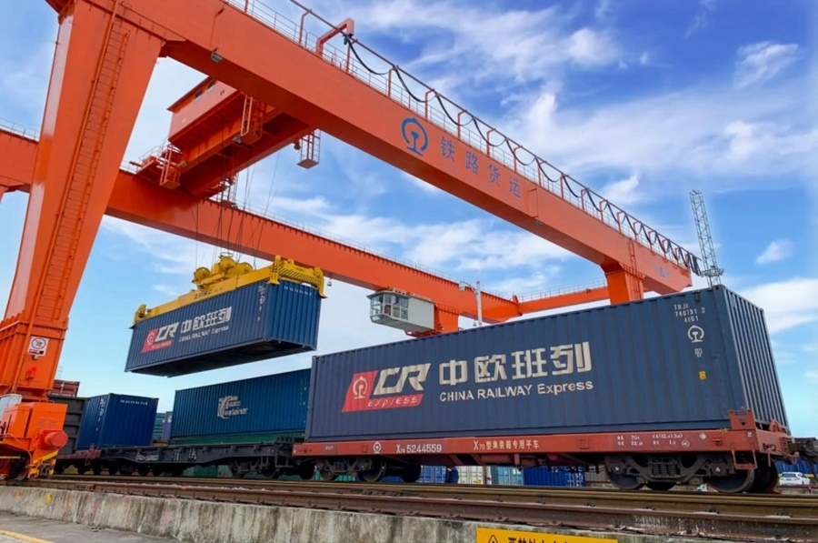 2022年4月29日，在鐵路合肥北站物流基地集裝箱作業(yè)區(qū)，龍門吊吊裝準備發(fā)運的中歐班列集裝箱。