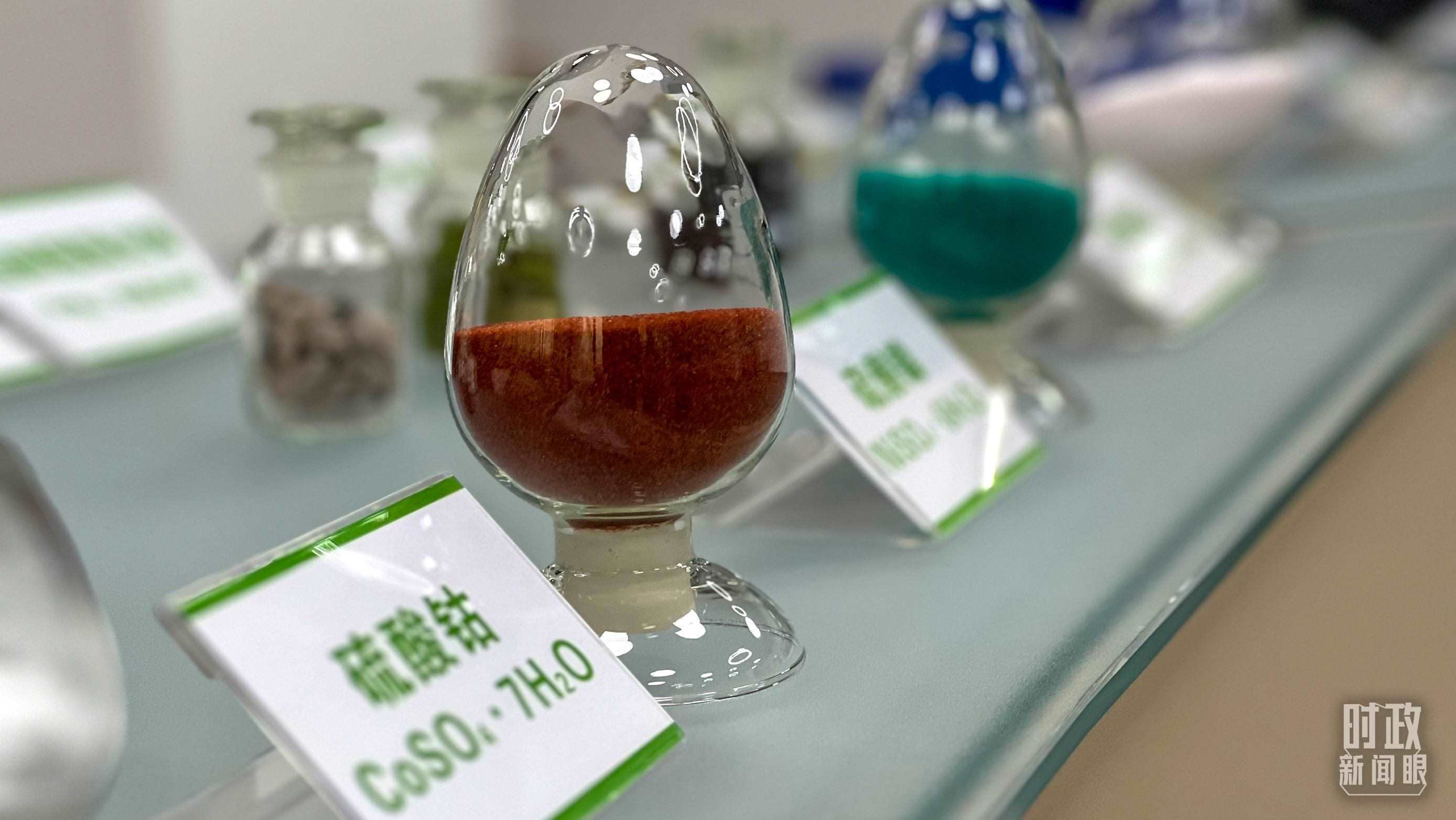 △巴斯夫杉杉電池材料有限公司的產(chǎn)品展示。（總臺央視記者李煒拍攝）