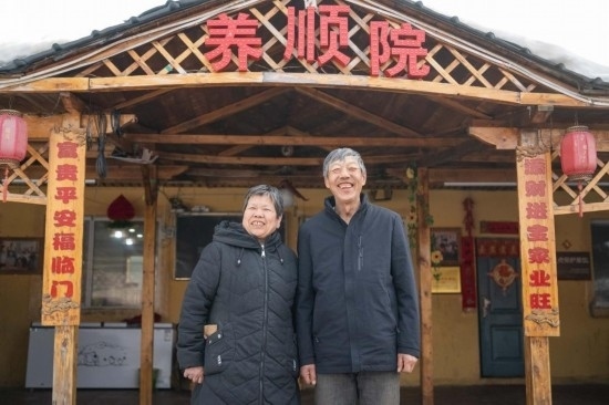在伊春市友好區(qū)，伊春森工上甘嶺林業(yè)局有限責任公司溪水林場分公司退休職工劉養(yǎng)順（右）和老伴楊秋娥在自家農(nóng)家院中（3月13日攝）。新華社記者 謝劍飛 攝