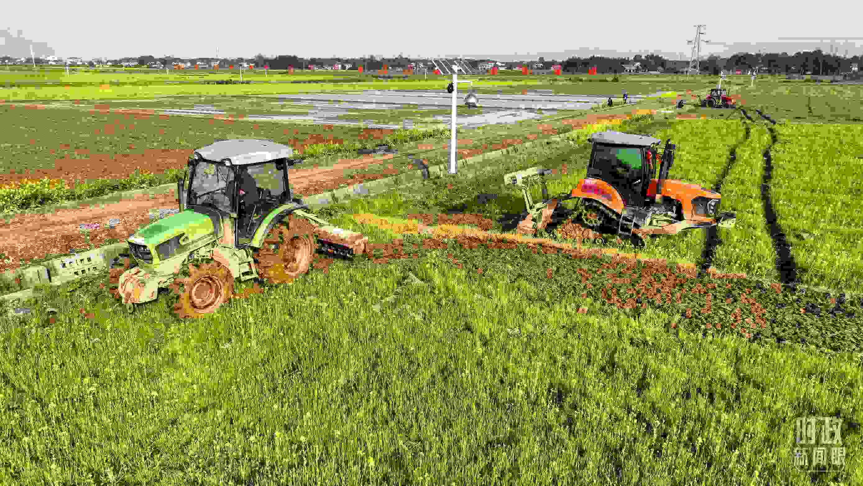 △位于港中坪村的糧食生產(chǎn)萬畝綜合示范片區(qū)，春耕備耕生產(chǎn)繁忙。（總臺央廣記者潘毅拍攝）