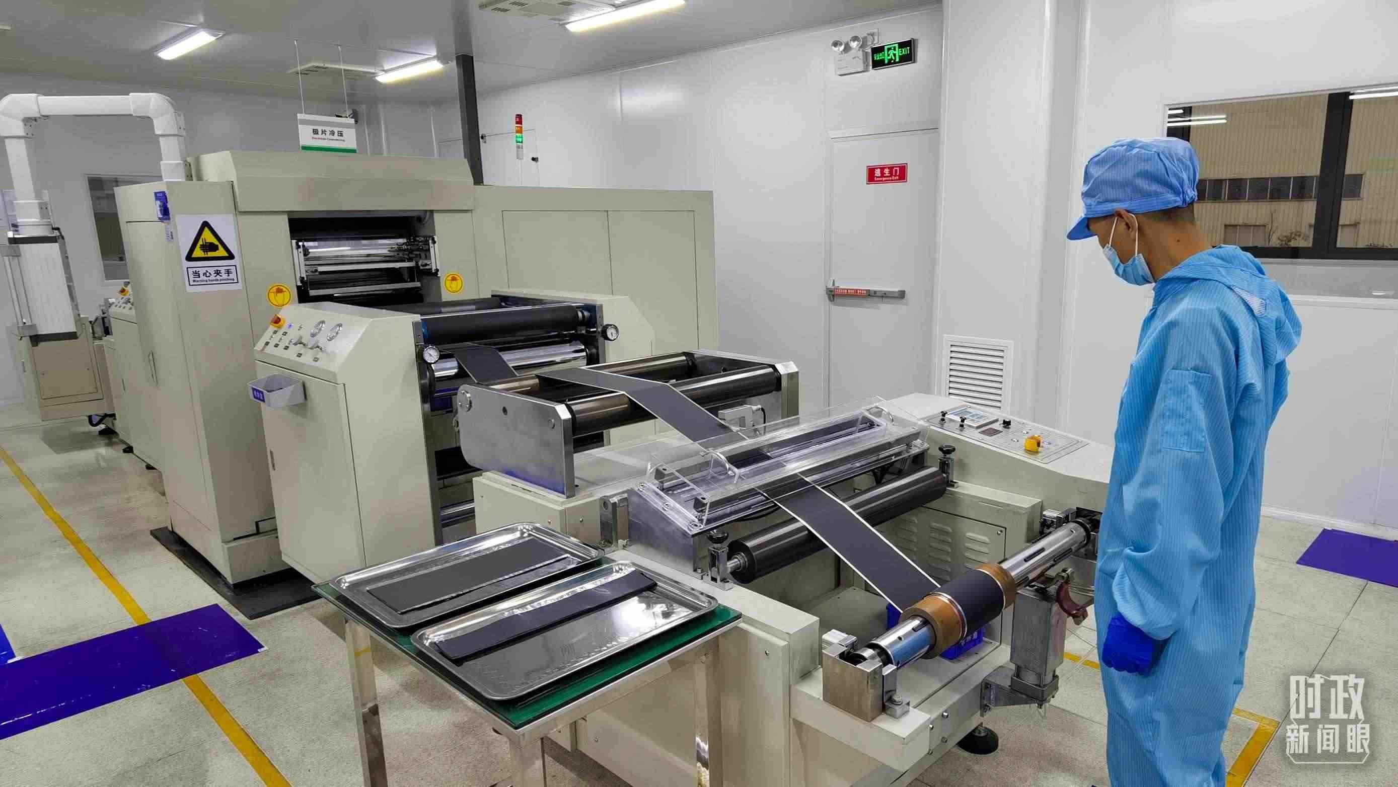 △這是電池生產(chǎn)的極片冷壓操作車間。（總臺央視記者郭鴻拍攝）