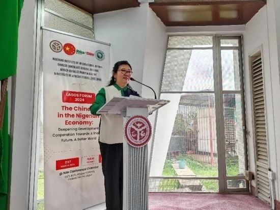 3月21日，中國(guó)駐拉各斯總領(lǐng)事嚴(yán)宇清在首屆拉各斯論壇上致辭。（圖片由中國(guó)駐拉各斯總領(lǐng)事館提供）